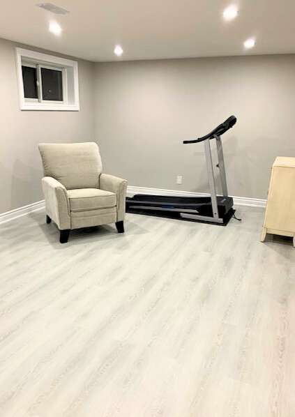 Light grey vinyl flooring with 4000k pot lighting