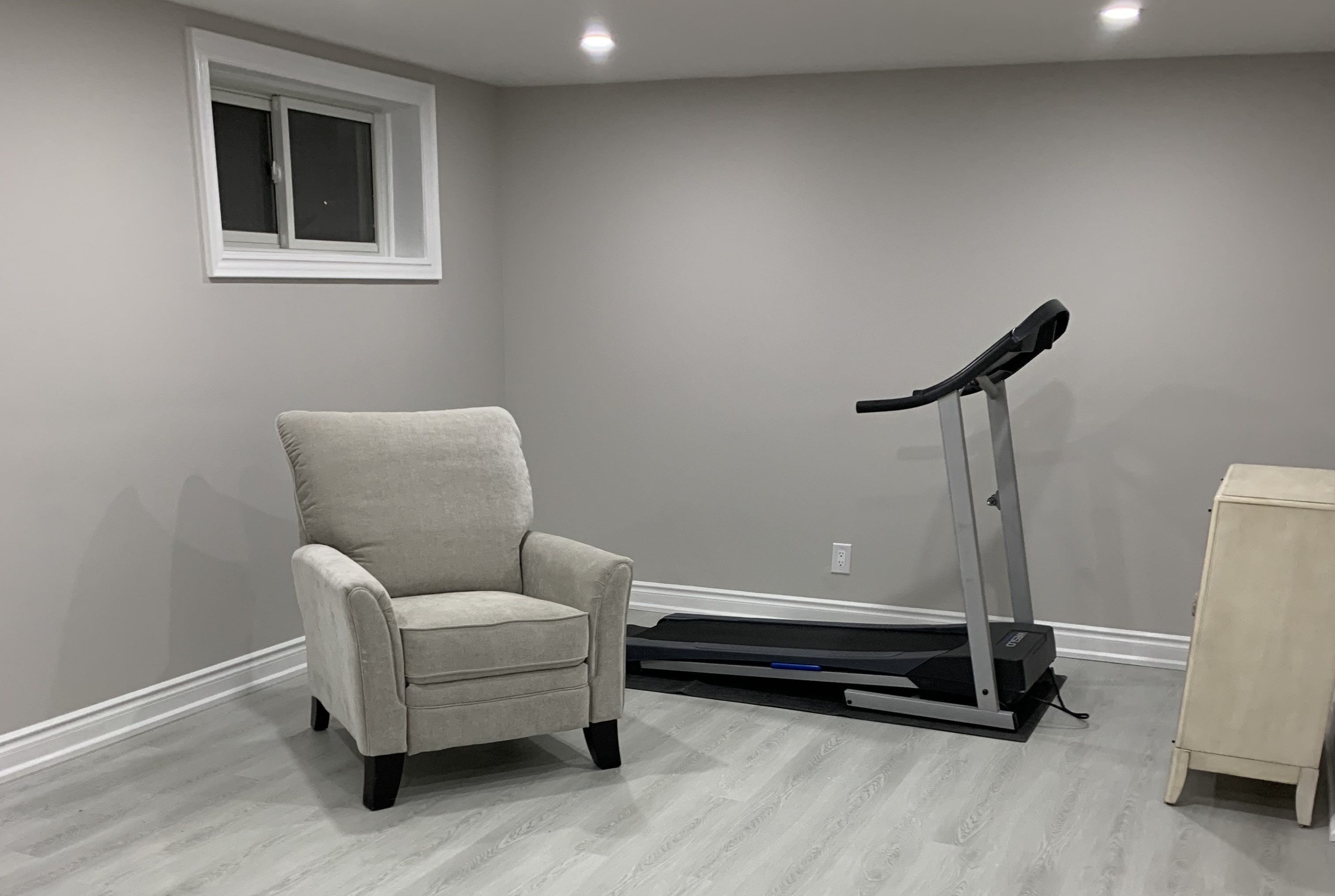 Light grey vinyl flooring with 4000k pot lighting