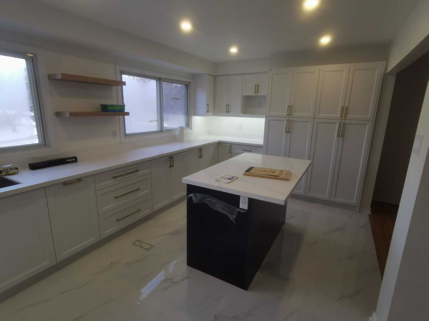 U SHAPE white MDF kitchen cabinet with 5*10 island